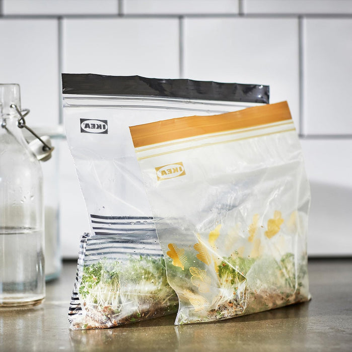 Pack de 50 Bolsas de Plástico Reutilizables IKEA ISTAD con Cierre. Incluye dos tamaños prácticos y un diseño moderno en colores gris y blanco para organizar tu cocina. Ikea - presentacion