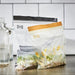 Pack de 50 Bolsas de Plástico Reutilizables IKEA ISTAD con Cierre. Incluye dos tamaños prácticos y un diseño moderno en colores gris y blanco para organizar tu cocina. Ikea - presentacion
