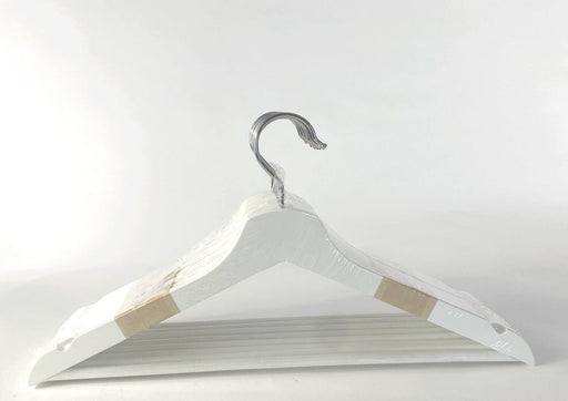 Pack de 8 Perchas de Madera Maciza IKEA BUMERANG en color Blanco. Unas perchas robustas y elegantes para cuidar tu ropa y dar un toque de calidad y orden a tu armario. Ikea - pack