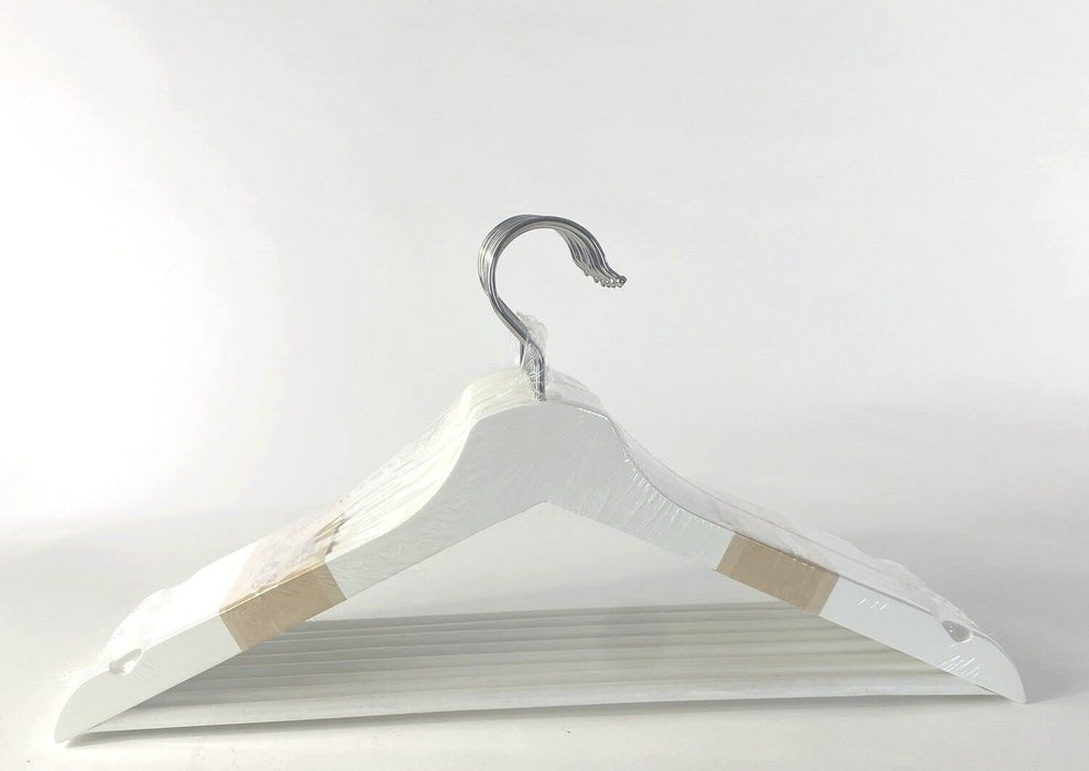 Pack de 8 Perchas de Madera Maciza IKEA BUMERANG en color Blanco. Unas perchas robustas y elegantes para cuidar tu ropa y dar un toque de calidad y orden a tu armario. Ikea - pack