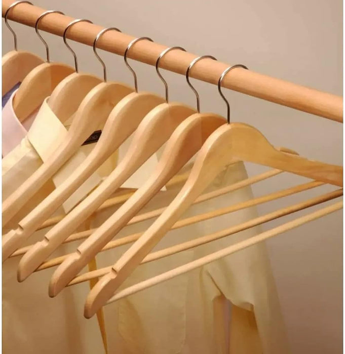 Pack de 8 Perchas de Madera Maciza IKEA BUMERANG en color Natural. Unas perchas robustas y con un diseño curvado para cuidar tu ropa y dar un toque cálido a tu armario. Ikea - detalle