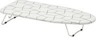 Tabla de Planchar de Mesa IKEA JÄLL. Una solución de planchado compacta (73x32 cm), plegable y con gancho para colgar, ideal para espacios pequeños y planchados rápidos. Ikea - uso