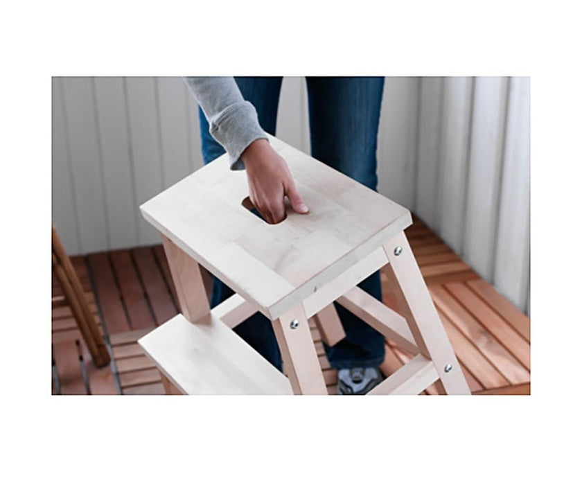 Taburete con Escalón IKEA BEKVÄM de Madera Maciza. Una escalerita robusta y versátil, ideal para alcanzar los estantes altos de la cocina o como asiento auxiliar. Ikea - detalle