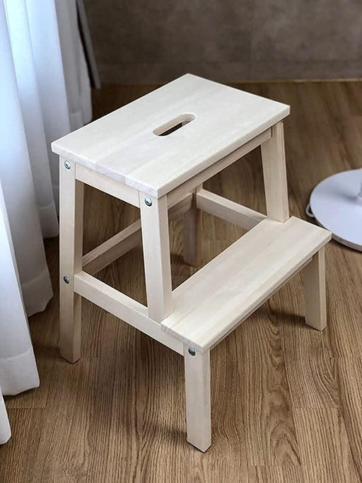 Taburete con Escalón IKEA BEKVÄM de Madera Maciza. Una escalerita robusta y versátil, ideal para alcanzar los estantes altos de la cocina o como asiento auxiliar. Ikea - frontal