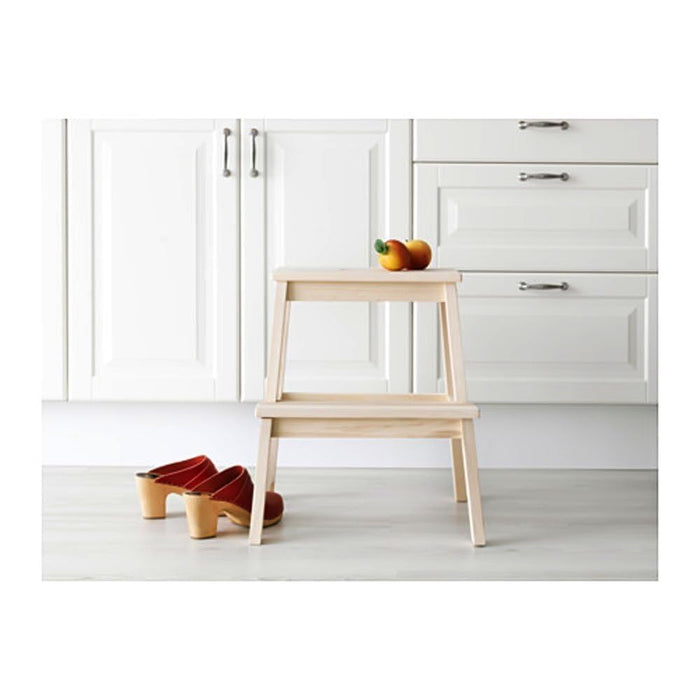 Taburete con Escalón IKEA BEKVÄM de Madera Maciza. Una escalerita robusta y versátil, ideal para alcanzar los estantes altos de la cocina o como asiento auxiliar. Ikea - ingredientes