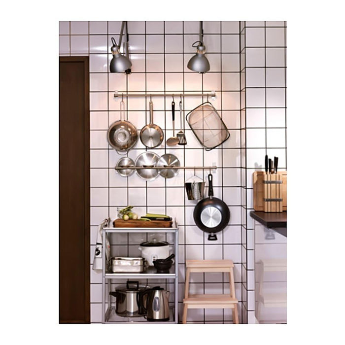 Taburete con Escalón IKEA BEKVÄM de Madera Maciza. Una escalerita robusta y versátil, ideal para alcanzar los estantes altos de la cocina o como asiento auxiliar. Ikea - uso
