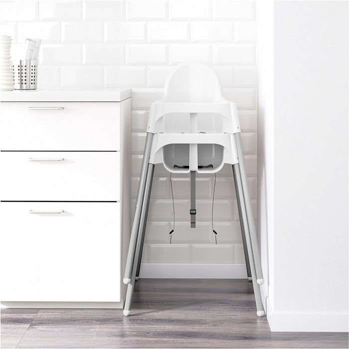 Trona para bebé IKEA ANTILOP, color blanco. Diseño seguro y funcional con patas de acero, cinturón de seguridad y bandeja extraíble. Ideal para hogar y restaurantes. Ikea - detalle