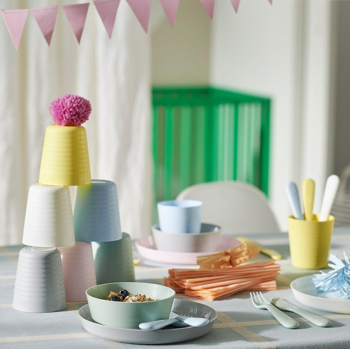 Vajilla Infantil Completa IKEA KALAS de 36 piezas en colores pastel. Incluye 6 platos, 6 cuencos, 6 vasos y 18 cubiertos de plástico sin BPA, apta para microondas. Ikea - detalle