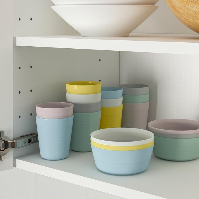 Vajilla Infantil Completa IKEA KALAS de 36 piezas en colores pastel. Incluye 6 platos, 6 cuencos, 6 vasos y 18 cubiertos de plástico sin BPA, apta para microondas. Ikea - ingredientes
