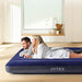 Colchón Hinchable Doble Intex Dura-Beam (137x191x25 cm). Cama de aire para dos personas con tecnología Fiber-Tech, ideal para camping o como cama de invitados en casa. Intex - lateral