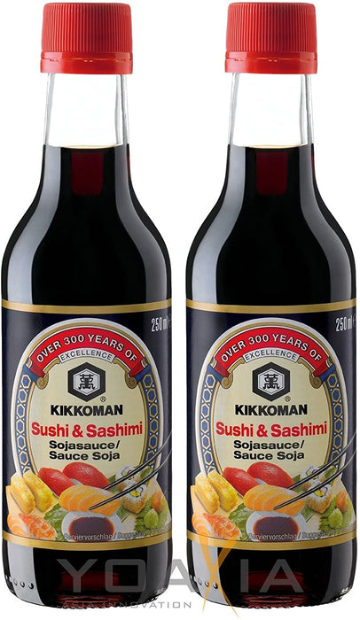 Kikkoman Salsa de Soja para Sushi y Sashimi, Pack de 2 Botellas (2x250ml). La salsa perfecta para tus platos japoneses, con un sabor más suave y ligeramente dulce que realza el pescado crudo. Kikkoman - frontal