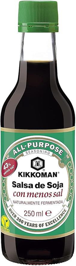 Salsa de Soja Kikkoman Baja en Sal de 250ml. Disfruta de todo el sabor y el aroma de la salsa de soja fermentada naturalmente, pero con un 43% menos de sodio. Kikkoman - frontal