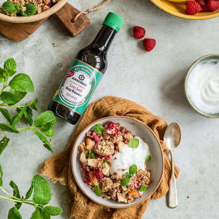 Salsa de Soja Kikkoman Baja en Sal de 250ml. Disfruta de todo el sabor y el aroma de la salsa de soja fermentada naturalmente, pero con un 43% menos de sodio. Kikkoman - presentacion