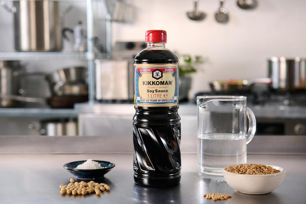 Salsa de Soja Kikkoman Clásica, botella de 1 litro del auténtico condimento japonés, elaborada con fermentación natural para un sabor umami inconfundible. Kikkoman - detalle