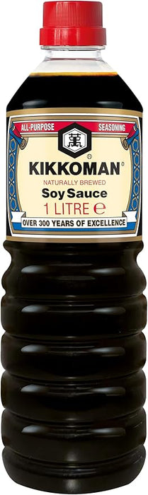 Salsa de Soja Kikkoman Clásica, botella de 1 litro del auténtico condimento japonés, elaborada con fermentación natural para un sabor umami inconfundible. Kikkoman - frontal