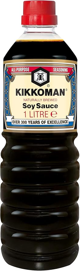 Salsa de Soja Kikkoman Clásica, botella de 1 litro del auténtico condimento japonés, elaborada con fermentación natural para un sabor umami inconfundible. Kikkoman - frontal