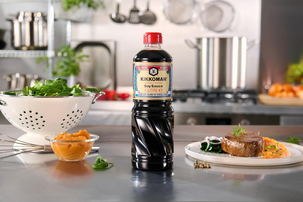 Salsa de Soja Kikkoman Clásica, botella de 1 litro del auténtico condimento japonés, elaborada con fermentación natural para un sabor umami inconfundible. Kikkoman - ingredientes