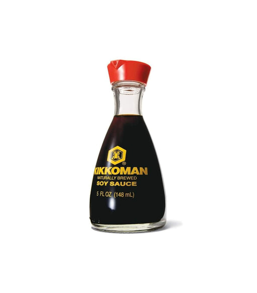 Salsa de Soja Kikkoman en botella dispensadora de 150 ml, el formato de mesa perfecto para aderezar tus platos con el auténtico sabor de la fermentación natural. Kikkoman - frontal