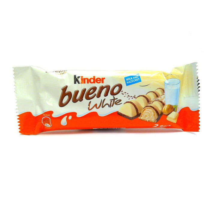 Caja de 30 paquetes de Kinder Bueno White. Cada paquete contiene 2 barritas de barquillo crujiente con relleno de leche y avellanas, cubiertas de chocolate blanco. Kinder - detalle