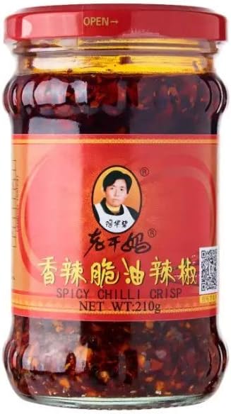 Lao Gan Ma Crispy Chilli in Oil, 210g. La auténtica salsa de chile crujiente con soja fermentada que transformará tus platos con su sabor picante, salado y adictivo. Un icono de la cocina china. Lao Gan Ma - frontal