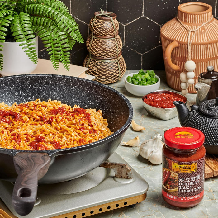 Lee Kum Kee Salsa Picante de Habas (Toban Djan), 368g. La auténtica pasta de chiles y habas fermentadas, ingrediente esencial para dar el sabor picante y umami de la cocina de Sichuan. Lee Kum Kee - extra