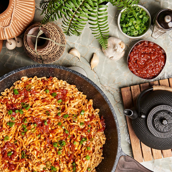 Lee Kum Kee Salsa Picante de Habas (Toban Djan), 368g. La auténtica pasta de chiles y habas fermentadas, ingrediente esencial para dar el sabor picante y umami de la cocina de Sichuan. Lee Kum Kee - zoom