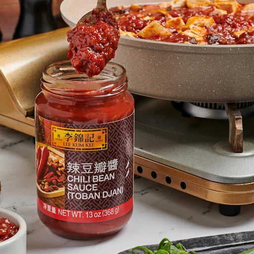 Lee Kum Kee Salsa Picante de Habas (Toban Djan), 368g. La auténtica pasta de chiles y habas fermentadas, ingrediente esencial para dar el sabor picante y umami de la cocina de Sichuan. Lee Kum Kee - pack