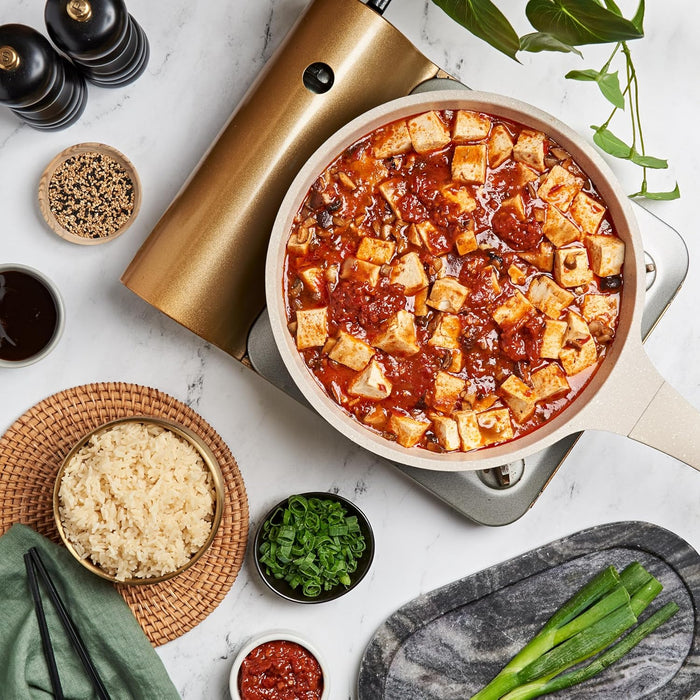 Lee Kum Kee Salsa Picante de Habas (Toban Djan), 368g. La auténtica pasta de chiles y habas fermentadas, ingrediente esencial para dar el sabor picante y umami de la cocina de Sichuan. Lee Kum Kee - presentacion