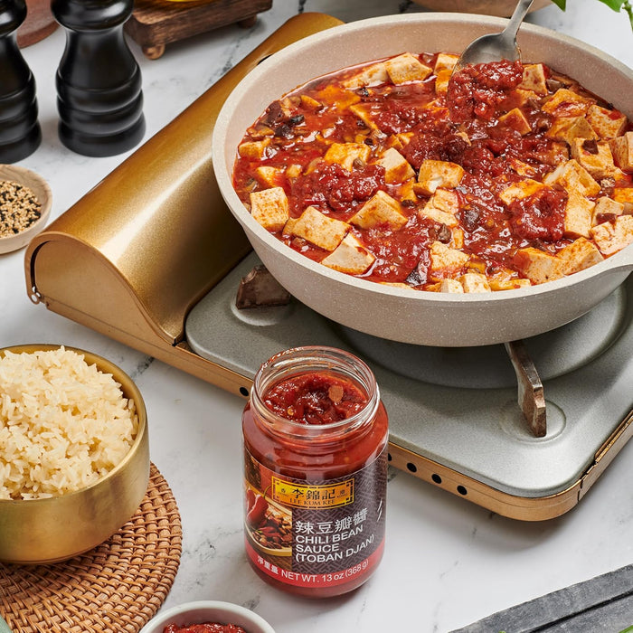 Lee Kum Kee Salsa Picante de Habas (Toban Djan), 368g. La auténtica pasta de chiles y habas fermentadas, ingrediente esencial para dar el sabor picante y umami de la cocina de Sichuan. Lee Kum Kee - detalle
