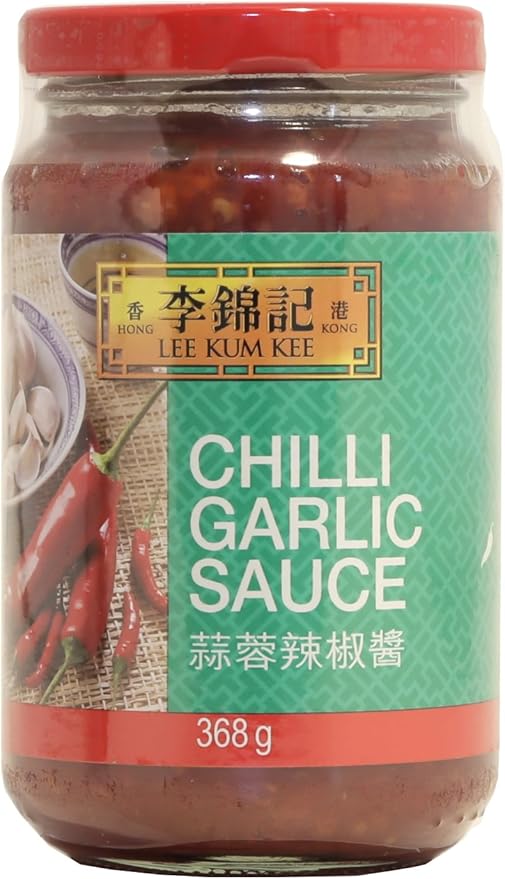 Pack de 3 Botes de Salsa de Chile con Ajo Lee Kum Kee (3x368g). Una salsa picante y aromática, ideal para dar un toque de sabor intenso a tus platos favoritos. Lee Kum Kee - frontal
