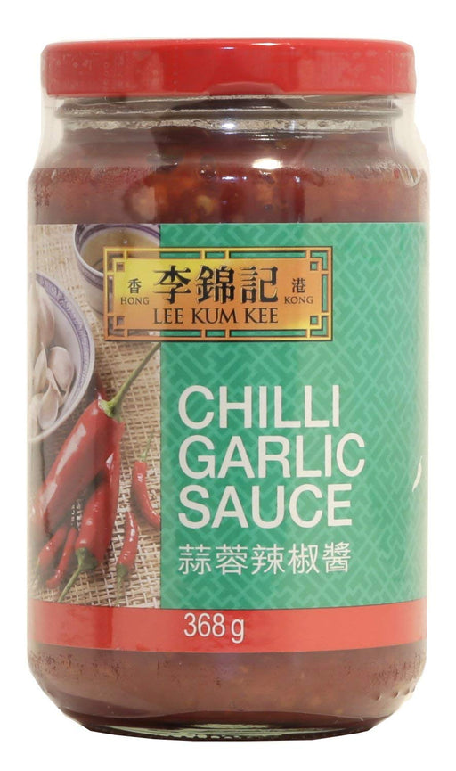 Pack de 3 Botes de Salsa de Chile con Ajo Lee Kum Kee (3x368g). Una salsa picante y aromática, ideal para dar un toque de sabor intenso a tus platos favoritos. Lee Kum Kee - pack