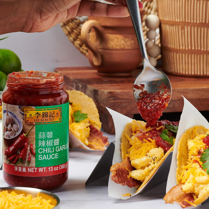 Salsa de Chili y Ajo Lee Kum Kee (368 g). Una salsa picante y sabrosa elaborada con chiles y ajo, ideal para dar un toque intenso y delicioso a tus platos. Lee Kum Kee - detalle