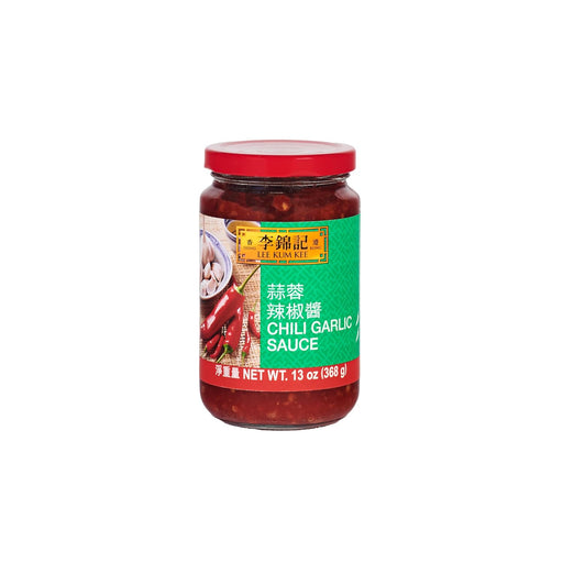 Salsa de Chili y Ajo Lee Kum Kee (368 g). Una salsa picante y sabrosa elaborada con chiles y ajo, ideal para dar un toque intenso y delicioso a tus platos. Lee Kum Kee - frontal