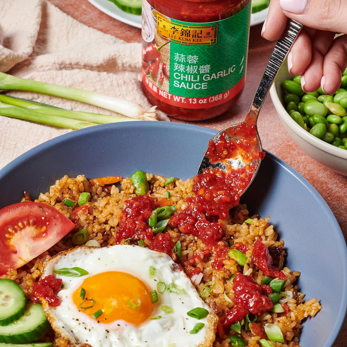 Salsa de Chili y Ajo Lee Kum Kee (368 g). Una salsa picante y sabrosa elaborada con chiles y ajo, ideal para dar un toque intenso y delicioso a tus platos. Lee Kum Kee - ingredientes