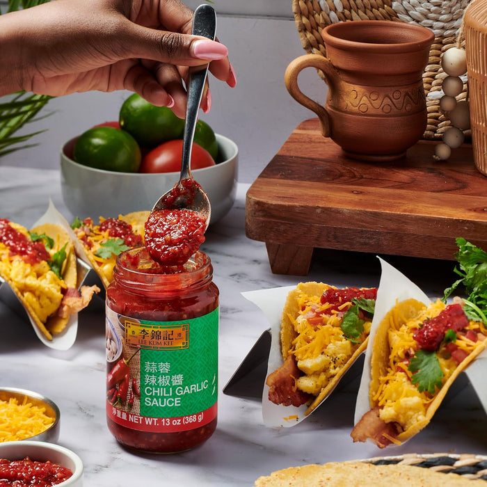 Salsa de Chili y Ajo Lee Kum Kee (368 g). Una salsa picante y sabrosa elaborada con chiles y ajo, ideal para dar un toque intenso y delicioso a tus platos. Lee Kum Kee - zoom