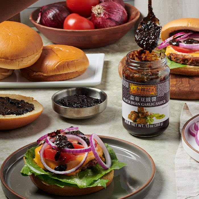 Salsa de Frijoles Negros y Ajo Lee Kum Kee en formato profesional de 2,3 kg. Un condimento aromático y sabroso, listo para usar en salteados y platos al vapor. Lee Kum Kee - ingredientes