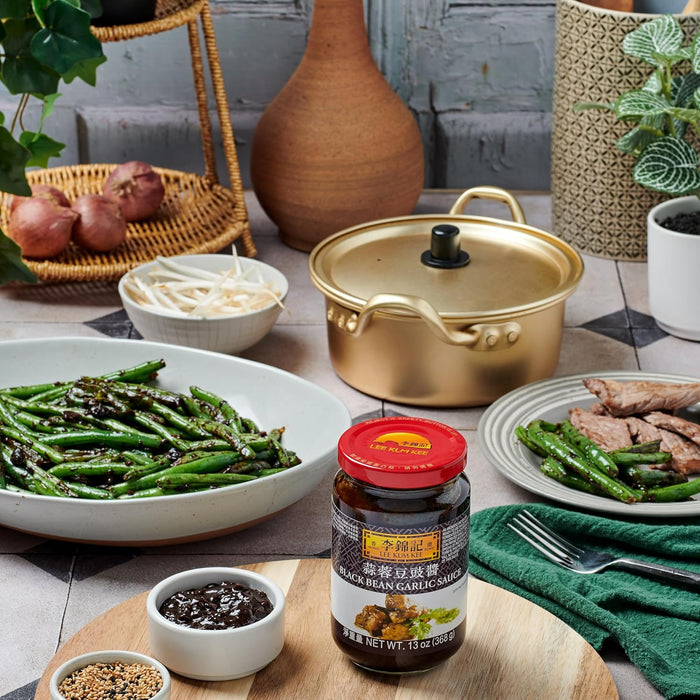 Salsa de Frijoles Negros y Ajo Lee Kum Kee en formato profesional de 2,3 kg. Un condimento aromático y sabroso, listo para usar en salteados y platos al vapor. Lee Kum Kee - uso