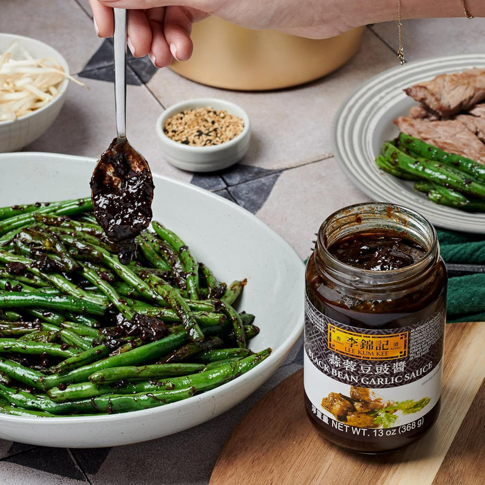 Salsa de Frijoles Negros y Ajo Lee Kum Kee en formato profesional de 2,3 kg. Un condimento aromático y sabroso, listo para usar en salteados y platos al vapor. Lee Kum Kee - zoom