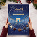 Calendario de Adviento Lindt Champs-Élysées, 250g de un exquisito surtido de bombones de chocolate con leche, negro y blanco. La cuenta atrás más sofisticada para Navidad. Lindt - lateral