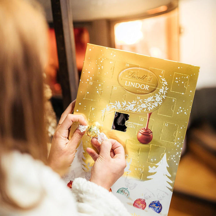 Calendario de Adviento Lindt LINDOR con 300g de bombones surtidos. Un viaje de sabor con 24 sorpresas de chocolate con leche, negro, blanco, avellana, fresa y coco. Lindt - detalle