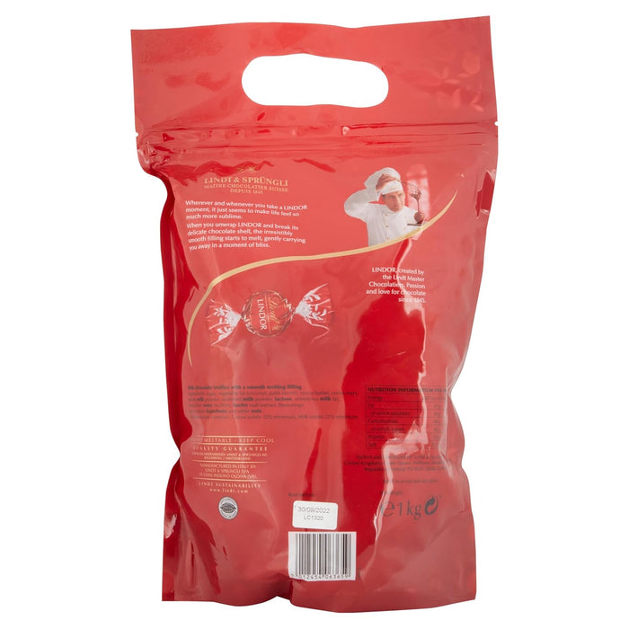 Lindt LINDOR Bombones de Chocolate con Leche, Bolsa de 1kg (Aprox. 80 bolas). Tu reserva personal de felicidad con el bombón más cremoso, perfecto para darte un capricho cada día. Lindt - detalle