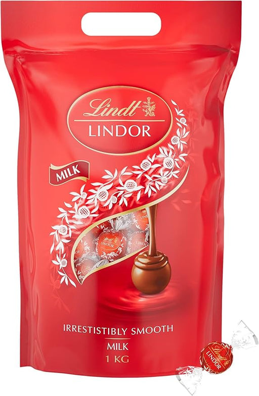 Lindt LINDOR Bombones de Chocolate con Leche, Bolsa de 1kg (Aprox. 80 bolas). Tu reserva personal de felicidad con el bombón más cremoso, perfecto para darte un capricho cada día. Lindt - frontal