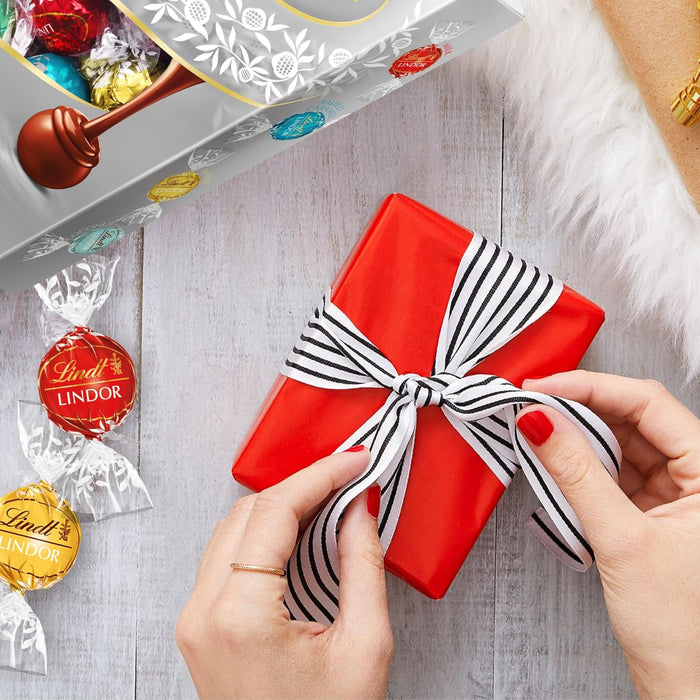 Lindt LINDOR Cornet Silver Surtido de Bombones, 337g. Una selección sofisticada para los paladares más exigentes, con bombones de chocolate con leche, avellana y negro 70%. Lindt - detalle