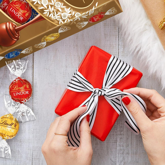 Lindt LINDOR Cornet Surtido de Bombones de Chocolate, 337g. Descubre un mundo de placer con este surtido que incluye los irresistibles bombones de chocolate con leche, blanco y negro 70%. Lindt - ingredientes