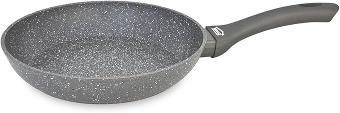 Menax Focus Sartén de 22 cm en Aluminio Forjado. Con 5 capas de antiadherente efecto piedra, es apta para inducción y es la sartén más versátil para cocinar para dos personas. Menax - frontal