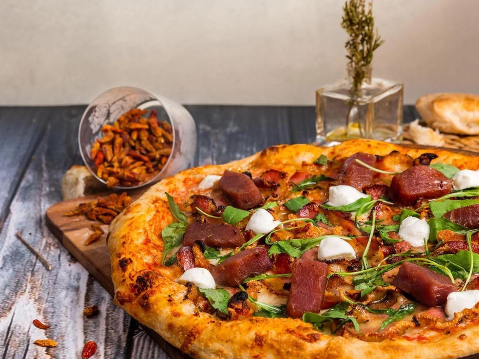 Molde para Pizza Menax de 30 cm. Una bandeja de horno fabricada en Italia, de aluminio con recubrimiento antiadherente de alta calidad para pizzas caseras deliciosas. Menax - detalle
