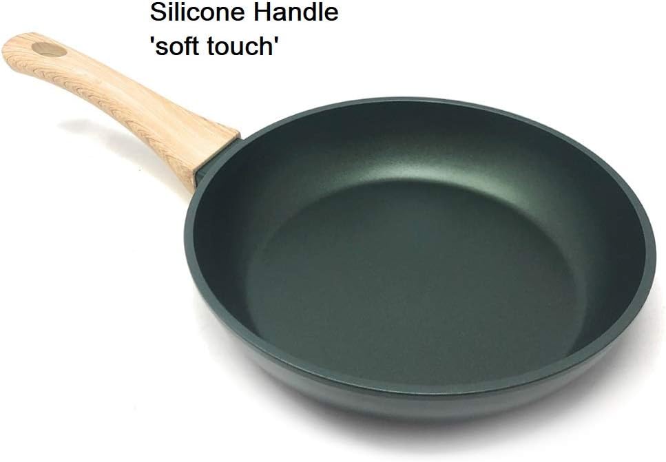 Sartén Menax Natura de 22 cm de Aluminio Forjado. Con 5 capas de antiadherente, base Full Inducción y diseño en color Verde Esmeralda. Ideal para parejas y raciones medianas. Menax - lateral