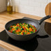 Sartén Wok Familiar Menax Focus de 28 cm. Fabricado en aluminio forjado con 5 capas de antiadherente efecto piedra y compatible con todo tipo de cocinas, incluida inducción. Menax - ingredientes