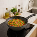 Sartén Wok Familiar Menax Focus de 28 cm. Fabricado en aluminio forjado con 5 capas de antiadherente efecto piedra y compatible con todo tipo de cocinas, incluida inducción. Menax - uso