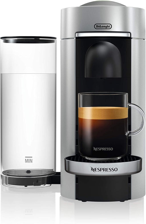 Cafetera Nespresso VertuoPlus de De'Longhi en color Plata. Una máquina de café automática con cabezal motorizado, depósito de 1,7L y tecnología Centrifusion para 5 tamaños de taza. Nespresso - pack